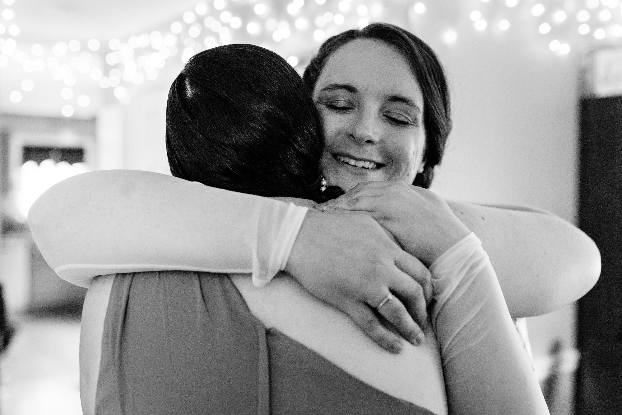 A bride hugs her sister at her Brunswick Maine elopement