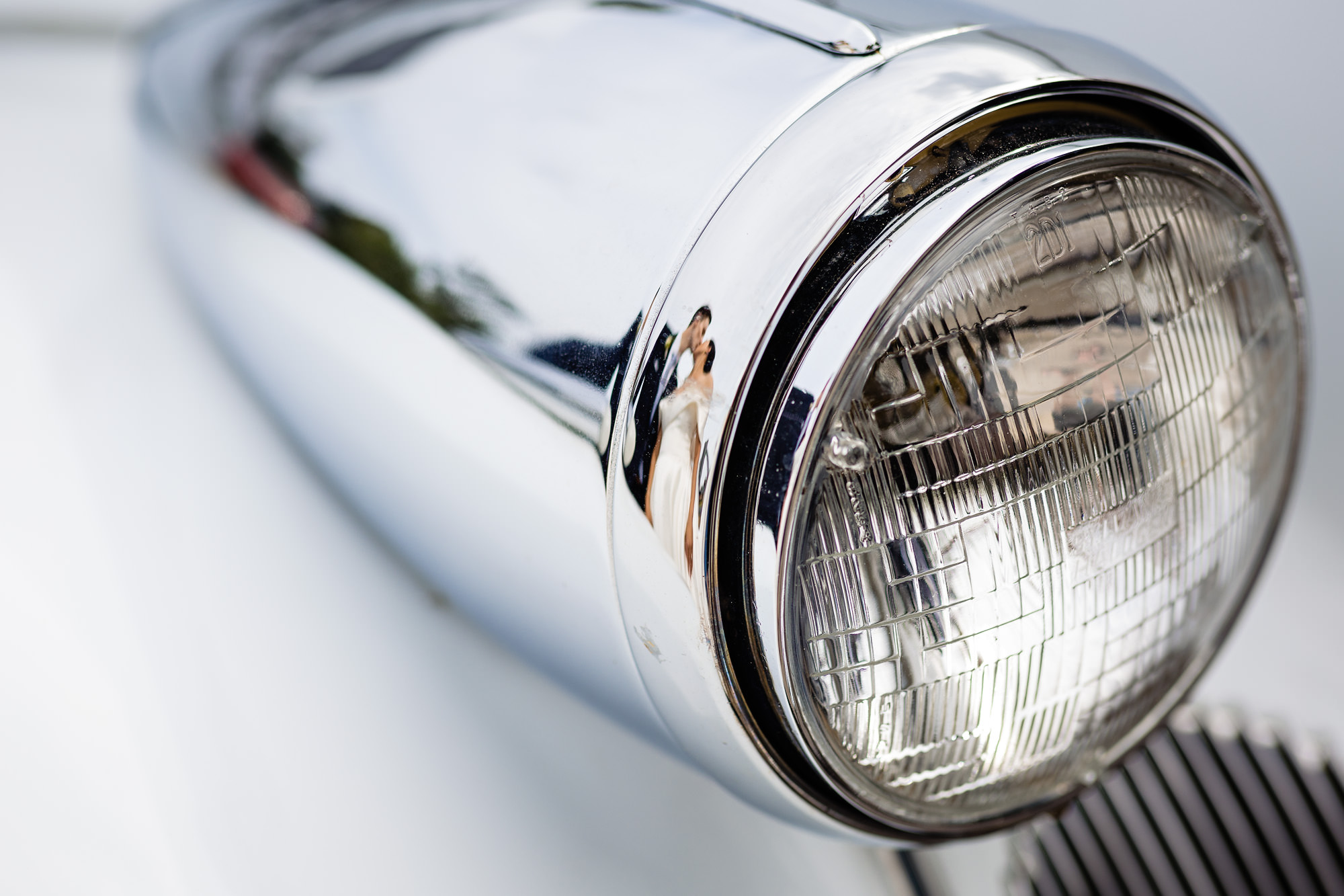 A creative wedding car wedding portrait